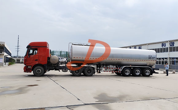 半挂鲜奶运输车