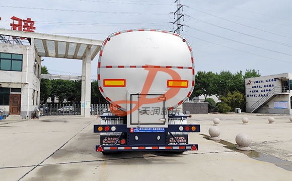 半挂鲜奶运输车