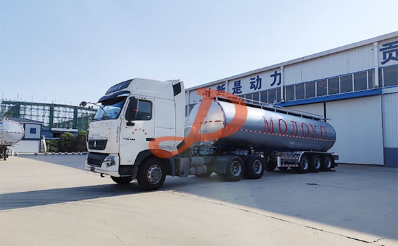 鲜奶运输车