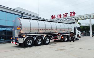 山東外貿(mào)公司訂購的35噸半掛牛奶運(yùn)輸車交付現(xiàn)場