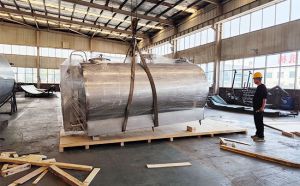 沙特客戶訂購的4噸分體式牛奶制冷罐出口打箱