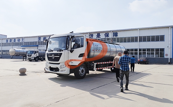 鮮奶運輸車