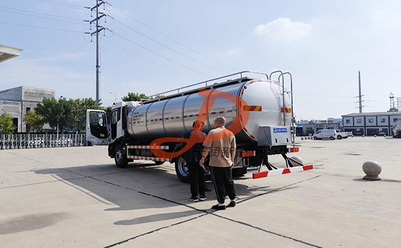 鮮奶運輸車