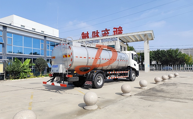 邯鄲客戶訂購的兩臺鮮奶運(yùn)輸專用車今日交付
