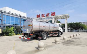 邯鄲客戶訂購的兩臺鮮奶運(yùn)輸專用車今日交付
