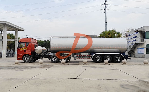 半挂鲜奶运输车