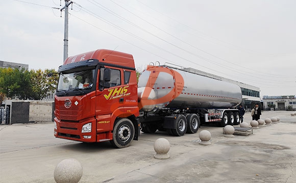 半挂鲜奶运输车