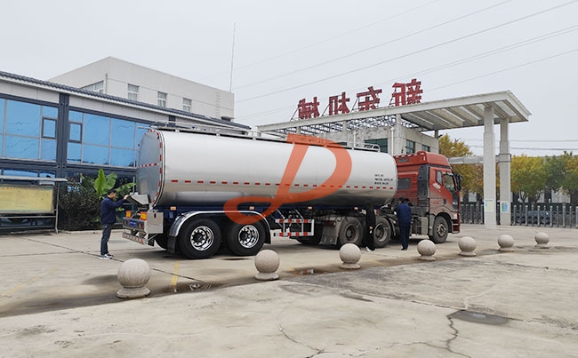 陜西奶罐車客戶訂購的28方鮮奶運輸車交付