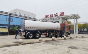 陜西奶罐車客戶訂購的28方鮮奶運輸車交付