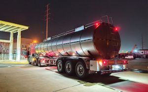 我公司40立方不锈钢糖浆保温运输罐车交付