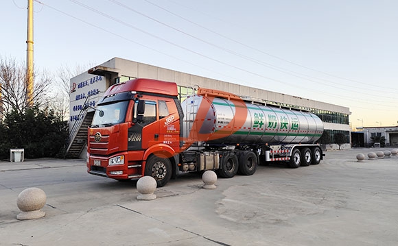 半挂鲜奶运输车