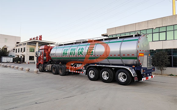 半挂鲜奶运输车