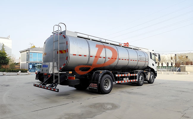 宁夏奶罐车客户订购的16立方鲜奶运输车交付