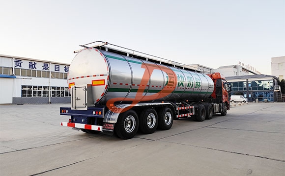 半挂鲜奶运输车