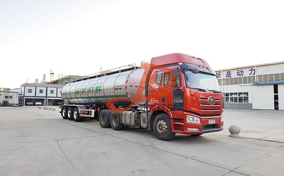 半挂鲜奶运输车