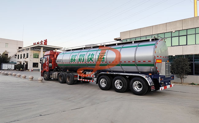 物流公司订购的2台34方半挂牛奶运输车交付