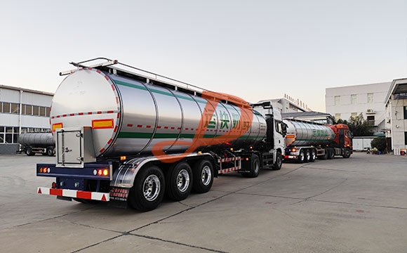 半挂鲜奶运输车