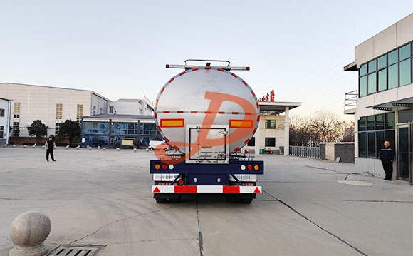 半挂鲜奶运输车