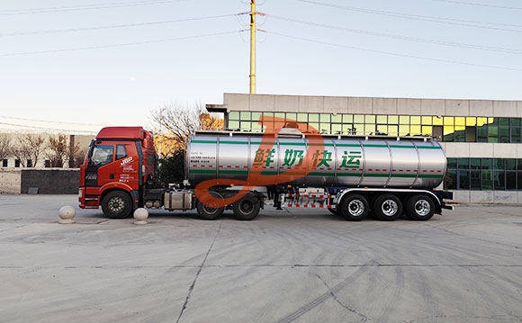 半挂鲜奶运输车