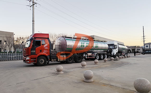 半挂鲜奶运输车