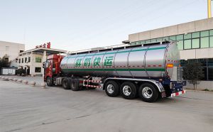 物流公司订购的2台34方半挂牛奶运输车交付