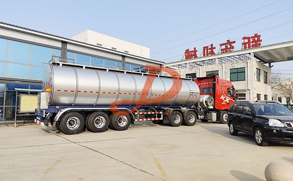 半挂鲜奶运输车