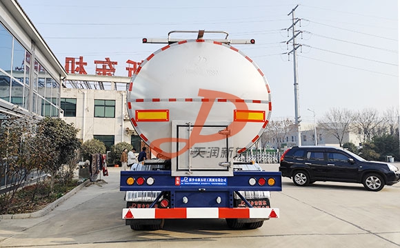 半挂鲜奶运输车