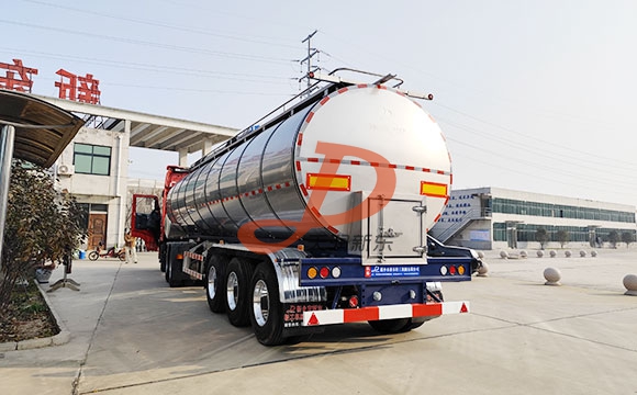 半挂鲜奶运输车