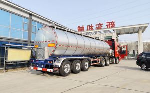 青海奶罐车客户订购的34方半挂牛奶运输车交付