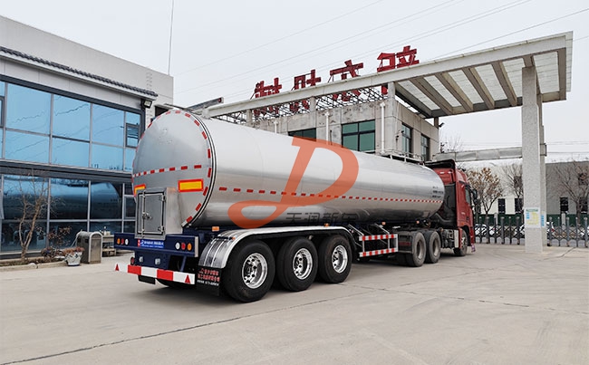 蒙古奶罐车客户订购的34方鲜奶运输车交付