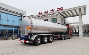蒙古奶罐车客户订购的34方鲜奶运输车交付