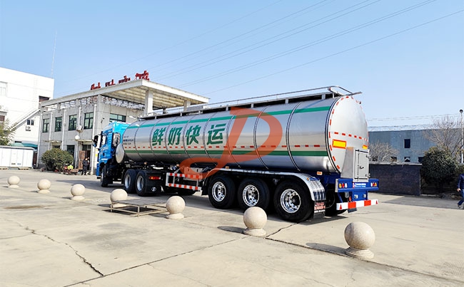 黑龙江客户订购的YXD9400GNY鲜奶运输车交付