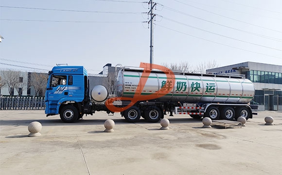 鲜奶运输车