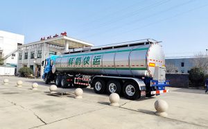 黑龙江客户订购的YXD9400GNY鲜奶运输车交付