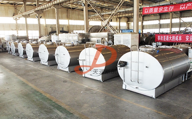 我公司8台3吨外贸牛奶制冷罐完工待发货