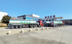 我公司“三胞胎”半挂鲜奶运输车今天下午交付