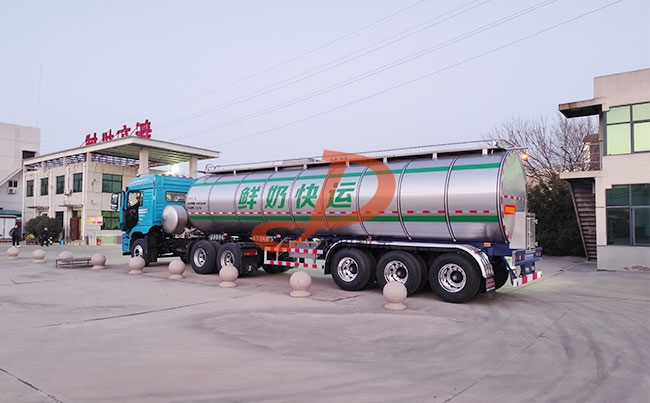 我公司2台34方半挂鲜奶运输车发往江苏南京