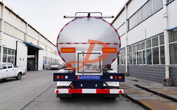 鲜奶运输车