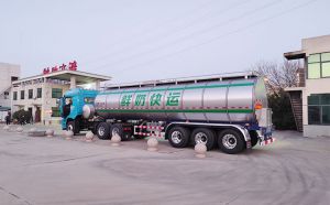 我公司2台34方半挂鲜奶运输车发往江苏南京