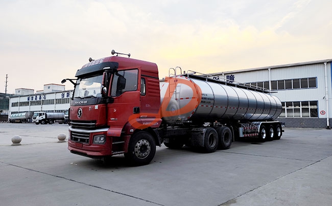 河北34方半挂牛奶运输车客户提车现场