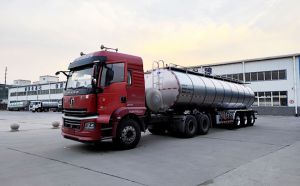 河北34方半挂牛奶运输车客户提车现场