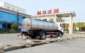 成都客户订购的10方鲜奶运输专用车交付现场