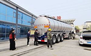 非洲客户在我公司订购的35立方半挂奶罐车交付