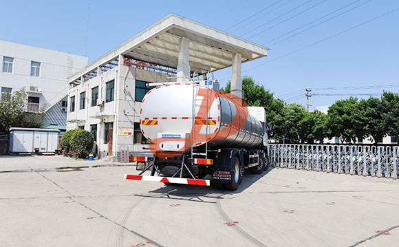 鲜奶运输车