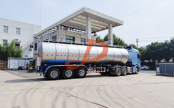 鲜奶运输车