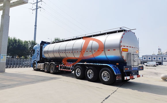 鲜奶运输车