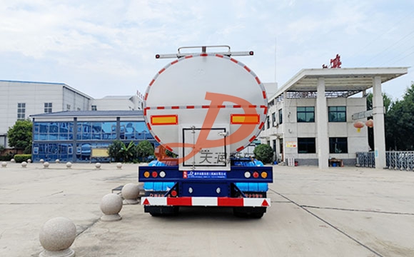鲜奶运输车