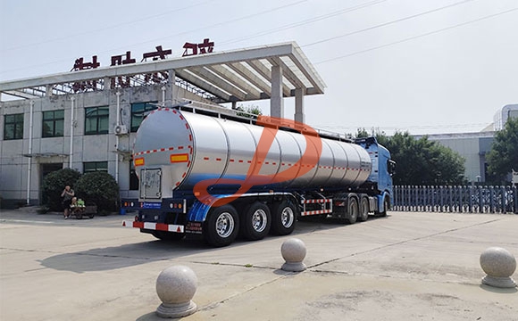 鲜奶运输车