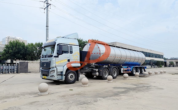 鲜奶运输车